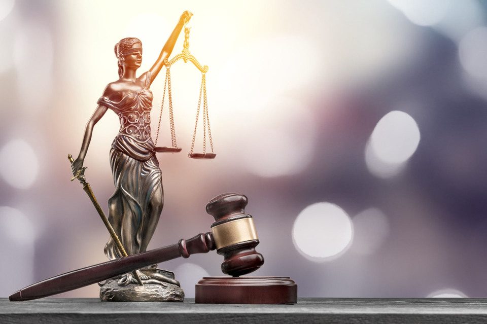 International contract lawyer in Morocco advising on governing law